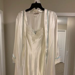 NEVER WORN NIGHTY ANS BRIDAL ROBE